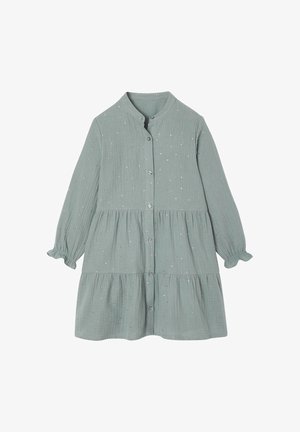 Robe pour tout-petit à manches longues de couleur vert clair avec de petits pois blancs et roses, fermeture boutonnée sur le devant, poignets à volants et jupe à volants à étages.