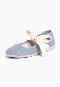Blaue Stoff-Ballerinas mit rundem Zeh, elfenbeinfarbenem Band und einer hellen Gummisohle. Strukturierter Oberstoff mit kontrastierenden Akzenten.