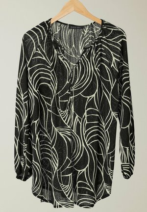 Zwarte blouse met witte bladerenpatronen, lichtgewicht stof, lange mouwen met elastische manchetten, en een ontspannen pasvorm met een v-hals en knoopdetail.