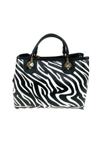 Zwart-wit zebraprint handtas van gestructureerd leer, met goudkleurige hardware, twee handvaten aan de bovenkant en een ritsluiting.