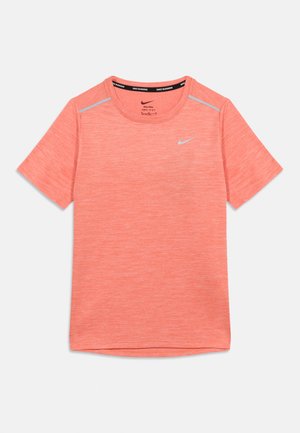 Korálovooranžové bežecké tričko Nike Dri-FIT s krátkymi rukávmi, reflexným strieborným logom Swoosh a detailmi na pleciach, okrúhly výstrih.