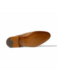 Scarpa in pelle marrone chiaro con tomaia intrecciata e suola liscia. I dettagli notevoli includono il tallone rinforzato e cuciture decorative sui lati.