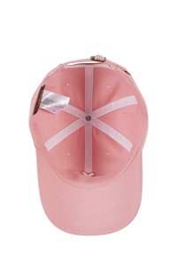 Casquette de baseball rose avec une forme structurée, en coton lisse, et étiquettes intérieures. Présente des coutures et un bouton central sur la couronne.