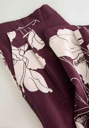 Burgunderfarbener Stoff mit weißen Blumenmustern; vorne mit Falten; glatte Textur; rechteckige Form; für Kleidung entworfen.