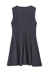 Vestido sin mangas, de color gris oscuro, con un corsé ajustado y falda acampanada. Cuenta con una cremallera en la parte posterior y una tela suave y texturizada.