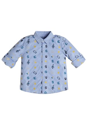 Jasnoniebieska dziecięca koszula z długim rękawem i podwiniętymi mankietami, ozdobiona rozsianymi literami, żółtymi gwiazdkami oraz małymi ilustracjami rakiet.
