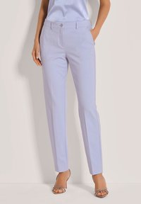 Hell-lavendel farbene, taillierte Hose mit glatter Textur. Sie verfügt über einen Knopfverschluss, seitliche Taschen und eine schlanke, zulaufende Passform.