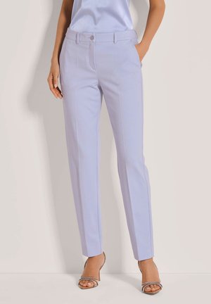 Licht lavendelkleurige op maat gemaakte broek met een soepele structuur, voorzien van een knoopsluiting, zijzakken en een slanke, taps toelopende pasvorm.