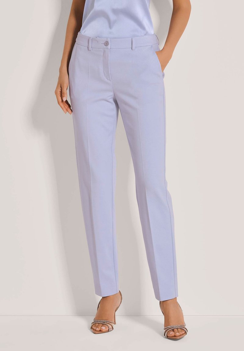 Hell-lavendel farbene, taillierte Hose mit glatter Textur. Sie verfügt über einen Knopfverschluss, seitliche Taschen und eine schlanke, zulaufende Passform.