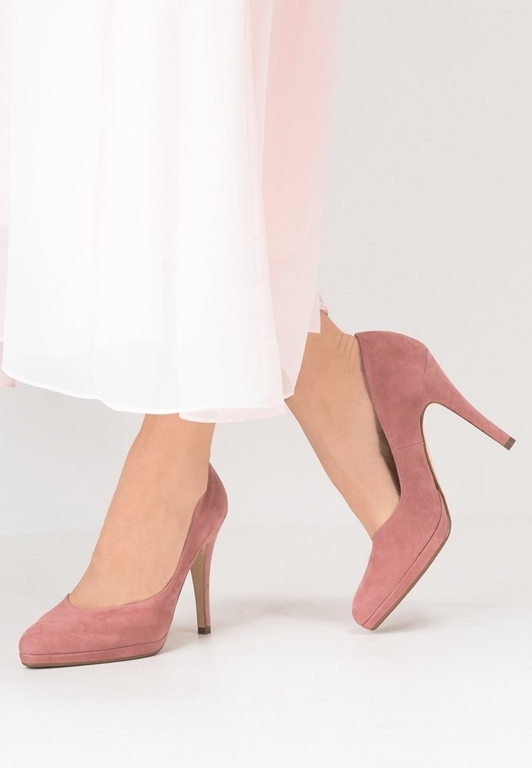 Chaussures à talons hauts en suede rose avec un bout rond et une semelle à plateforme. Le design présente une silhouette élancée et une texture lisse.