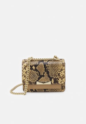 Petit sac à main rectangulaire avec motif en peau de serpent marron et noire et bandoulière chaîne dorée sur fond blanc.