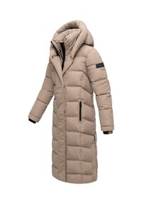 Beige lange pufferjas met een hoge kraag, gewatteerd ontwerp en twee zijzakken. Voorzien van een ritsluiting en gebreide manchetten.