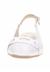 Zapato plano de cuero blanco con talón abierto, que presenta una correa ancha y un detalle de hebilla cuadrada. Textura lisa con punta redondeada y suela beige.