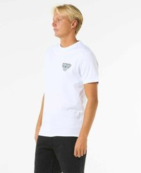 Camiseta blanca de algodón con un pequeño gráfico en la parte izquierda del pecho. Cuello redondo y mangas cortas, con un ajuste regular. Pantalones cortos negros.