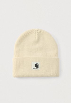 Berretto beige lavorato a maglia realizzato in materiale morbido, con risvolto arrotolato e una toppa quadrata con un logo nero sul davanti.