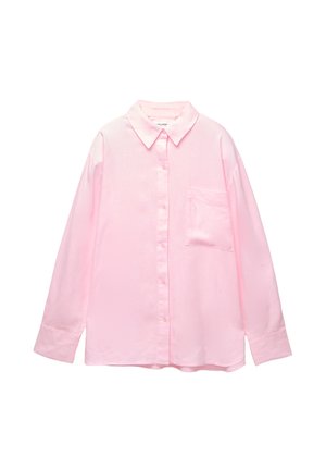 Chemise boutonnée rose clair avec un col classique, des manches longues et une poche poitrine ; fabriquée en tissu lisse avec une texture subtile.