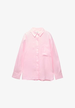 Svetlo roza srajca z gumbki in ovratnikom, dolgimi rokavi in žepom na prsih; narejena iz gladkega blaga z rahlo teksturo.