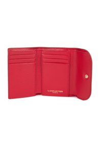 Portafoglio in pelle rossa con finitura testurizzata, dotato di molteplici scomparti per carte e chiusura a scatto, impresso con la scritta "LANCASTER PARIS" in oro.