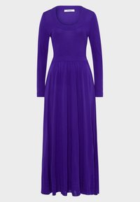 Lång lila klänning med rundad halsringning, långa ärmar, en figursydd midja och en svepande kjol. Tillverkad av mjukt tyg med en slät yta.