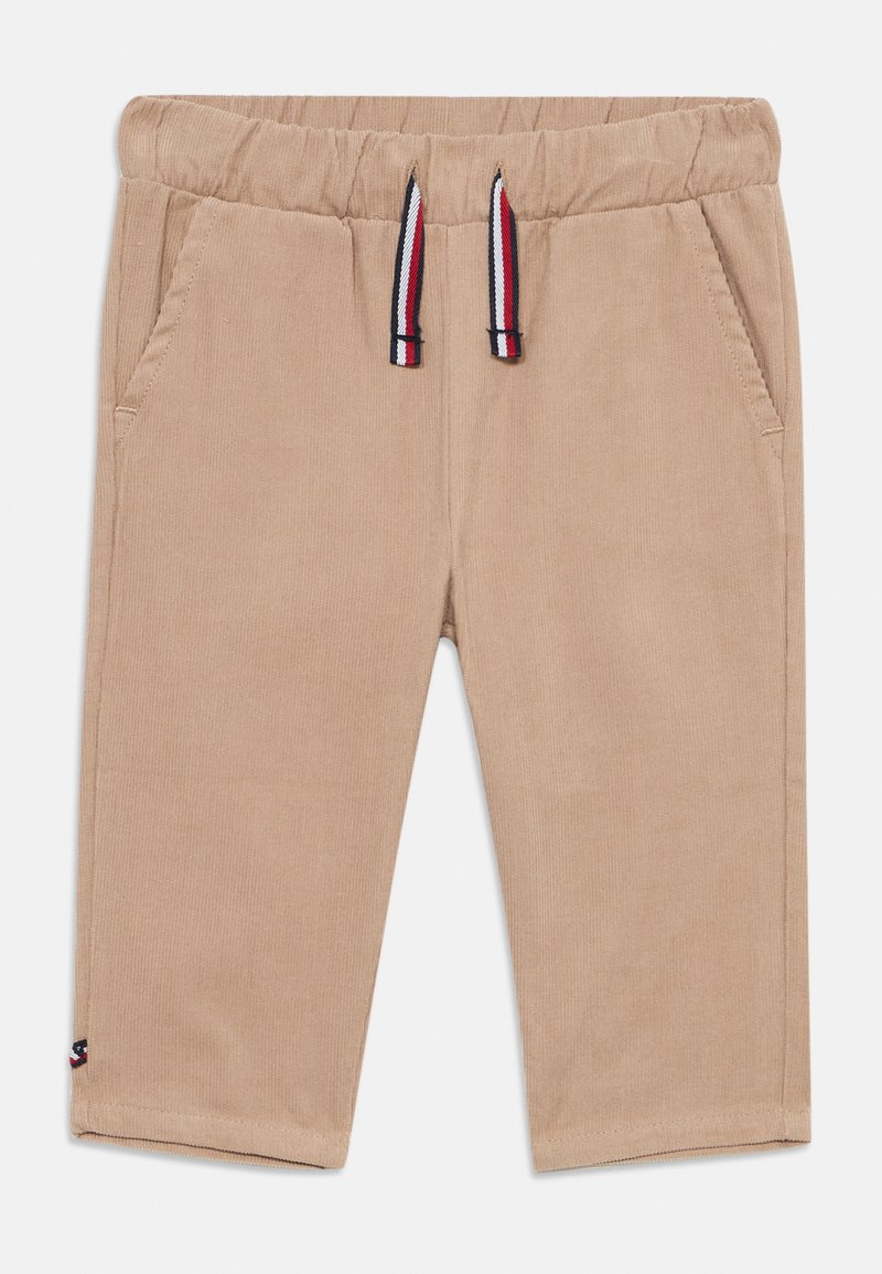 Béžové kordové šortky s elastickým pásom, nastaviteľnými šnúrkami v červenej, bielej a modrej farbe a dvoma prednými vreckami.