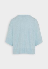 Vaaleansininen, lyhythihainen lyhyt toppi, jossa on sileä pinta ja resorireuna. Pyöreä kaula-aukko ja rento istuvuus.