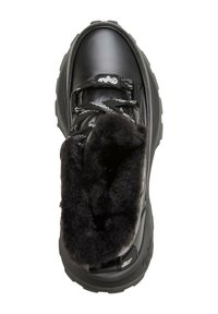 Bota aislante negra con un acabado brillante. Forro de piel sintética en la parte superior, suela texturada y con relieve, y cordones grises en contraste. Diseño duradero.