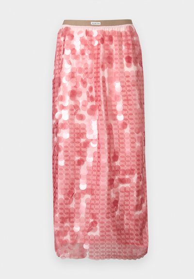 Jupe rose longue jusqu'au sol en tissu transparent ornée de sequins circulaires, avec une ceinture élastique beige. Surface texturée qui reflète la lumière.