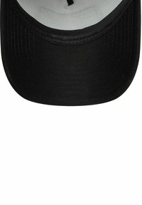 Casquette noire au design structuré, visière plate et tissu texturé. L'intérieur est blanc avec un léger lustre et une sangle d'ajustement centrale.