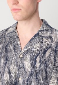 Scotch & Soda PRINTED SHORT SLEEVED SHIRT - Ing - navy