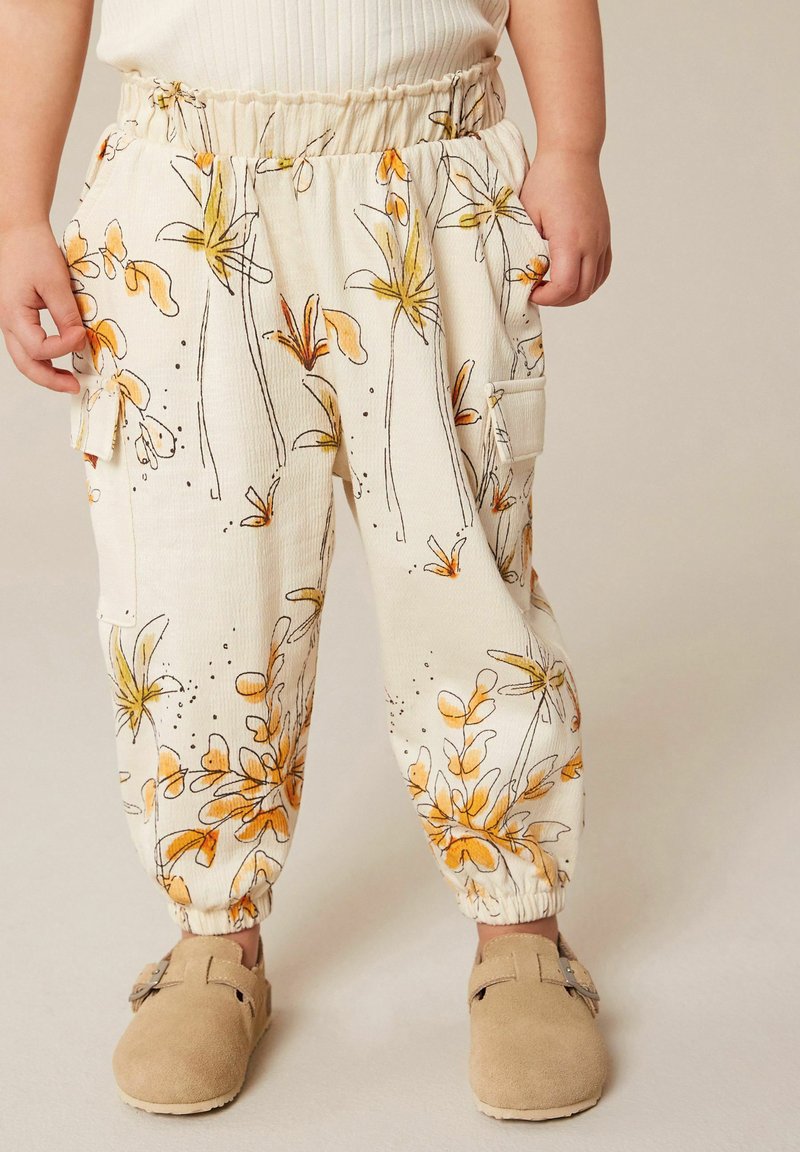 Next TRAVELLER - REGULAR FIT - Reisitaskuhousut - ecru white flower