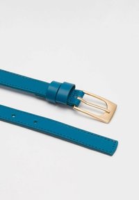 Modrý kožený pásek se zlatou obdélníkovou sponou. Má hladkou texturu a pečlivě prošívané okraje. Obsahuje několik otvorů pro nastavení velikosti.