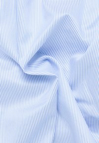 Tessuto di cotone azzurro chiaro con sottili strisce bianche, che presenta una superficie liscia e un'ottima caduta, adatto per diverse applicazioni di abbigliamento.