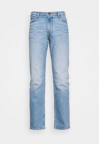 Jeans de mezclilla azul claro con corte recto, que presentan una cinturilla estándar, trabillas para cinturón y un desvanecimiento sutil. Sin patrones ni adornos visibles.