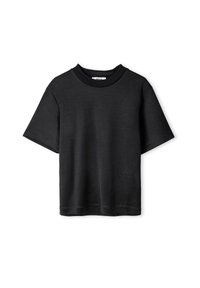 Camiseta negra de manga corta con cuello redondo, hecha de una tela suave. Presenta un diseño sencillo sin patrones ni estampados, ofreciendo un aspecto casual.
