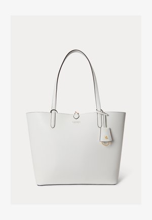 Sac fourre-tout en cuir blanc avec deux longues anses, surface texturée, petit logo doré et une étiquette en cuir suspendue avec ferrures dorées.