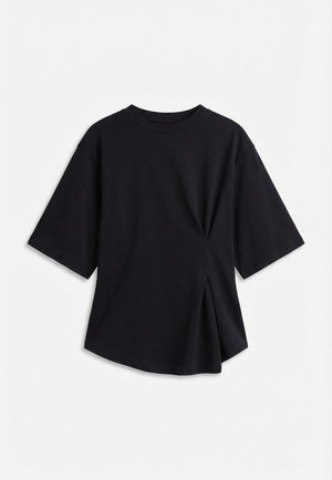 Crna majica kratkih rukava s okruglim izrezom i naboranim detaljem tkanine na desnoj strani koji stvara suptilan naborani efekt.