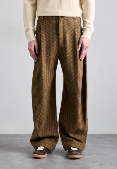 Henrik Vibskov ONE PANTS - Stoffhose - brown