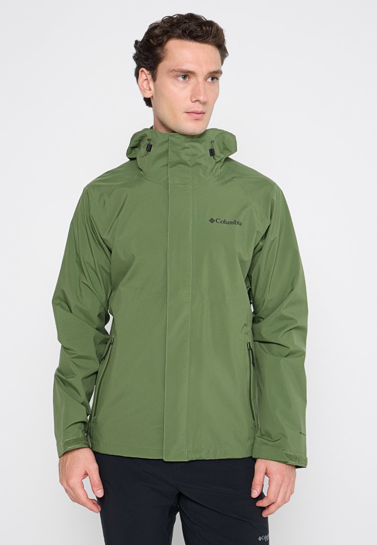 Groene waterdichte jas met hoge kraag, verstelbare capuchon en ritszakken aan de zijkanten. Voorzien van ademend materiaal en een flexibele uitstraling.