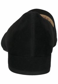 Chaussure plate en daim noir avec un petit talon, vue de dos.