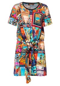 Kurzärmeliges, mehrfarbiges Kleid mit einer Collage aus reisethematischen Drucken, rundem Halsausschnitt und einem geknoteten Taillengürtel zur Weitenanpassung.