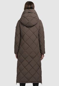Lang, quiltet brun dunjakke med hætte. Har diamantformet syninger, lange ærmer og sidelukkere ved kanten.