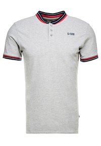 Polo de manga corta gris, de material de algodón, con un cierre de tres botones, cuello y puños acanalados a rayas en azul marino y rojo, logo en el pecho.