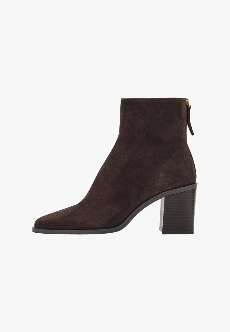 Brauner Wildleder-Stiefelette mit spitz zulaufender Zehenpartie, texturiertem Blockabsatz und Reißverschlussdetail an der Rückseite.