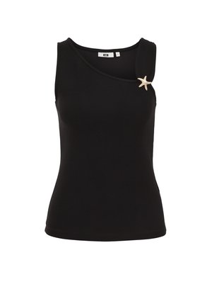 Top negro sin mangas y asimétrico con un broche dorado en forma de estrella de mar en la tira del hombro izquierdo.