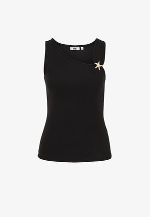 Top negro sin mangas y asimétrico con un broche dorado en forma de estrella de mar en la tira del hombro izquierdo.