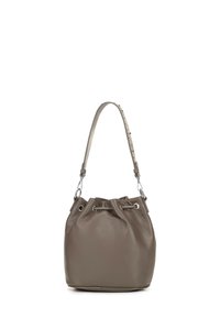 Kulatá taška ve tvaru pytle vyrobená z texturované taupe kůže. Obsahuje šňůrkový uzávěr a dlouhý ramenní popruh se stříbrnými kovovými doplňky.