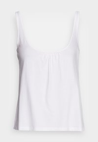 Camiseta sin mangas blanca, hecha de algodón suave, con un escote redondeado y un detalle de fruncido en el centro frontal para añadir textura.