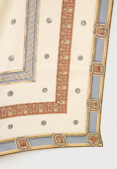 Μεταξωτό μαντήλι με εκρού φόντο, διακοσμημένο με μπλε και κόκκινες μπορντούρες που περιλαμβάνουν περίπλοκα σχέδια αλυσίδων, λουλουδιών και εμβλημάτων με χρυσές και μαύρες λεπτομέρειες.