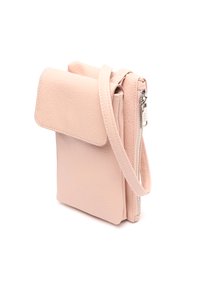 Borsa a tracolla rosa in pelle con superficie texturizzata, chiusura con zip, frontale a patta e tracolla regolabile. Forma rettangolare compatta.