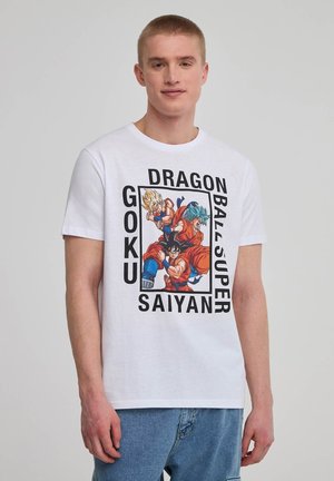 T-shirt bianco in cotone con stampa grafica di tre personaggi di Dragon Ball Super con il testo "GOKU DRAGON BALL SUPER SAIYAN."